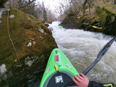 2ème rapide : Porte qui peut par basses eaux (145cm) Ce jour, embarquement sous la grosse cassure à la moitié du rapide 